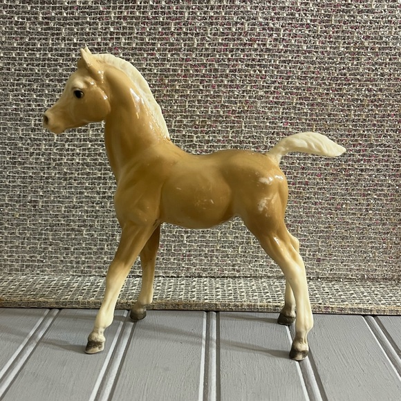 Breyer Traditional Proud Arabian Foal Glossy Palomino Horse Charity Toy Vintage - Picture 2 of 13